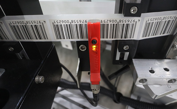 保護膜雙面貼標機,雙面貼標機,貼標機生產(chǎn)廠家,佼佼者自動化