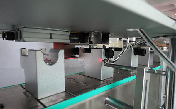 飲料套標機,套標機,全自動套標機,佼佼者自動化